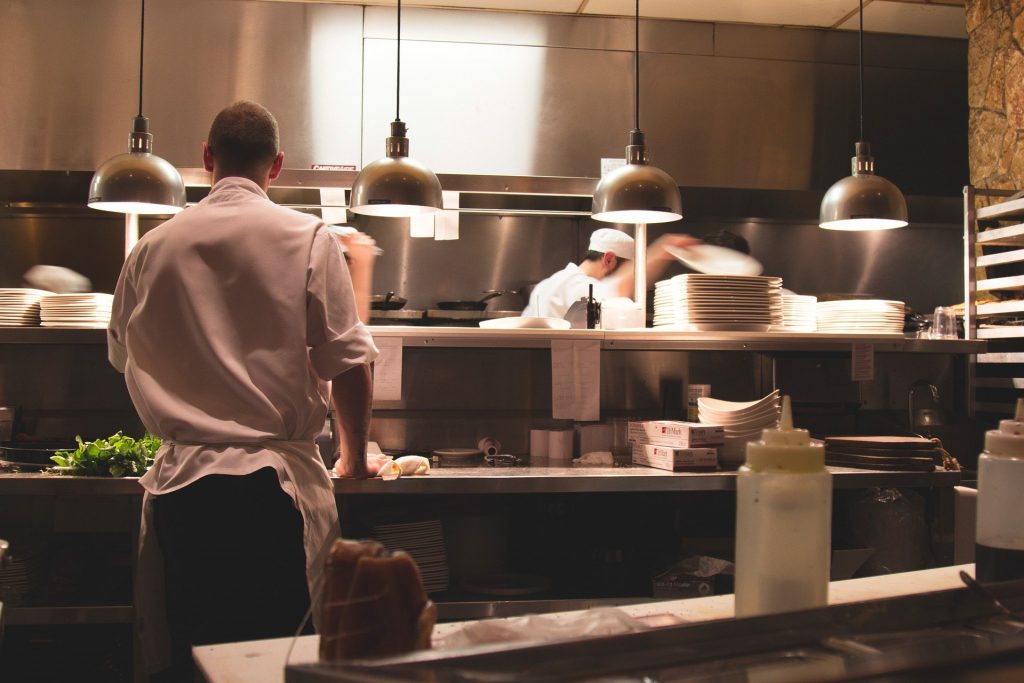 Luz que gasta la cocina de un restaurante